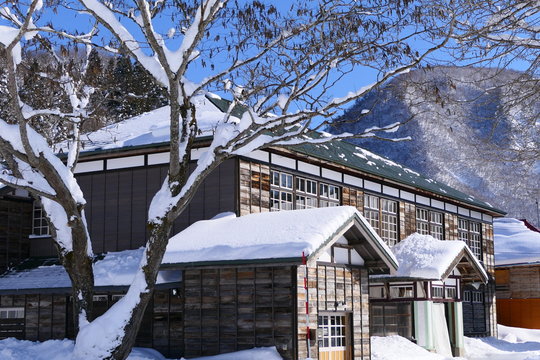 雪の小学校。喰丸　昭和　福島　日本。１月下旬。