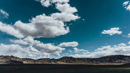 Camino de rocas y nubes para exploradores