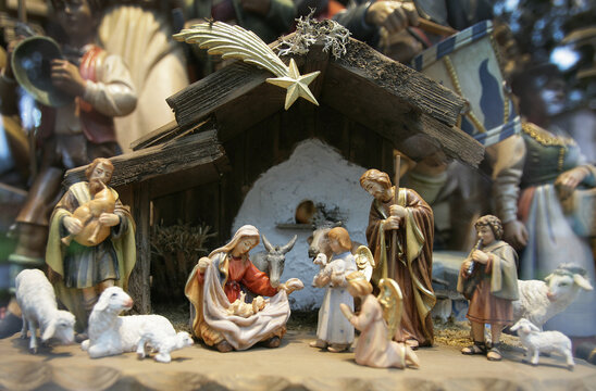 Weihnachtskrippe mit Jesuskind, Maria und Josef und den Heiligen Drei Königen