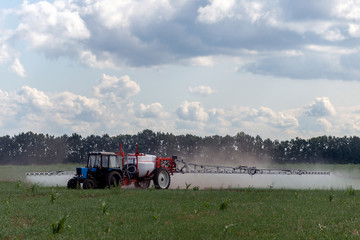 Ukraine, the tractor makes fertilizer