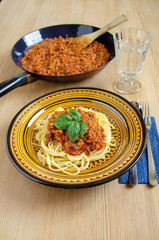 Vegetarische Spaghetti Bolognese mit Basilikum
