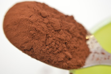 cacao  su un cucchiaino di metallo fotografia macro