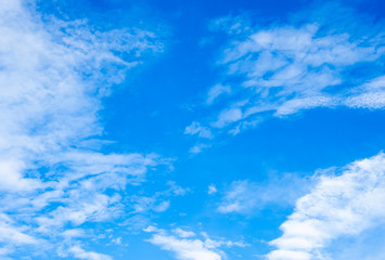 Fototapeta na wymiar Beautiful bright blue sky with white cloud background