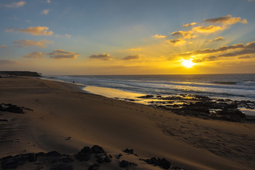 playa atardecer mar arena orilla