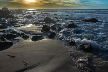 mar piedras cielo atardecer arena