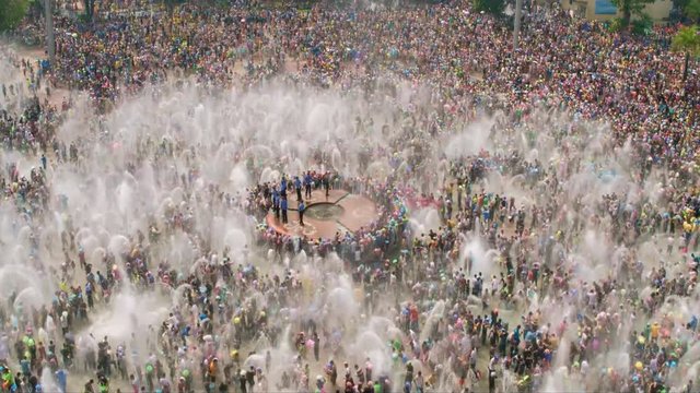 Tens of thousands of people pour water on New Year’s Day according to the Dai calendar in southwestern China. (aerial photography)