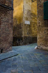 Fototapeta premium Un vicolo del centro storico di Siena