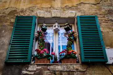 Fototapeta na wymiar Una finestra a Siena