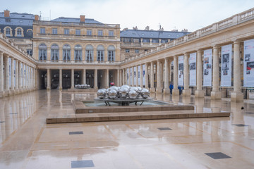 Obraz premium Paris, France - 11 23 2019: Royal Palace