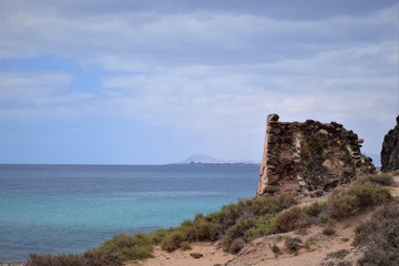 Fototapeta na wymiar ruins on the cliff