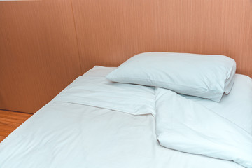 Single bed in the room