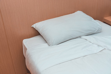 Single bed in the room