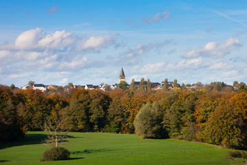 Obraz premium village of reisdorf in luxembourg under blue sky above fall forest