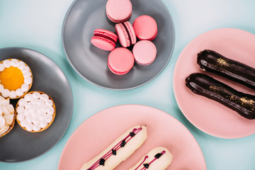 Macaroons, eclairs and tarts flatlay