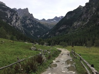 Fototapeta na wymiar Imposantes Alpental: Val di Mello mit Monte Disgrazia (3678m)