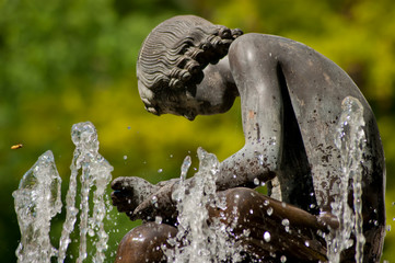 Fuente con escultura de ni&ntilde;o