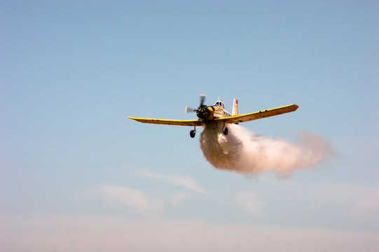 Avioneta contra incendios durante una demostraci&oacute;n