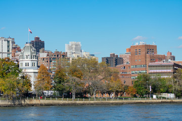 Obraz premium Skyline of Roosevelt Island with the Upper East Side of Manhattan in New York City in the background