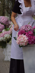 Mujer colocando flores en la calle