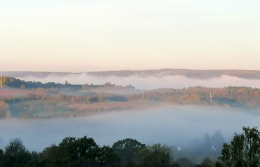 Fototapeta na wymiar Ein Tal im Nebel, von oben.