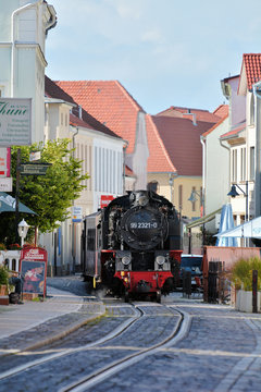 Dampflok Molli in den Stra&szlig;en von Bad Doberan
