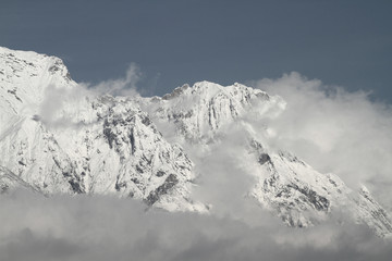 Fototapeta na wymiar Blick von Innsbruck im Inntal in Tirol auf die Nordkette und die schneebedeckten Gipfel im Winter. Neuschnee Mengen