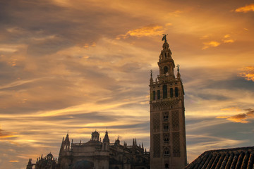 hermoso atardecer sobre la Giralda de Sevilla, Andalucía