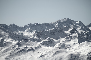 Fototapeta na wymiar Blick von der Axamer Lizum in Tirol auf die schneebedeckten Berge und Gipfel. Neuschnee im Winter. Lawinengefahr