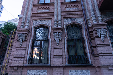 Obraz premium Sculptures of monsters on the facade of the building. Ghosts on the building.