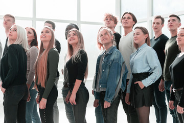 organized group of casual young people looking up