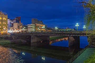 京都 夜の鴨川と四条大橋