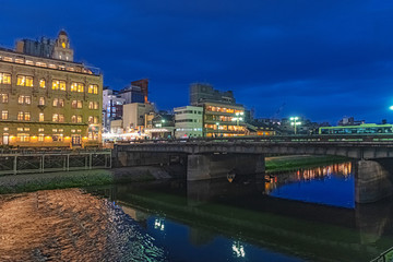 Fototapeta na wymiar 京都 夜の鴨川と四条大橋