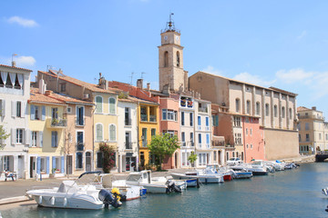 Fototapeta na wymiar The district of the island in Martigues, called the little Venice of Provence, France