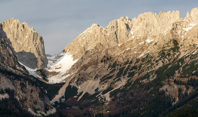 Wilder Kaiser Panorama mit ersten Schnee im November am Spätnachmittag