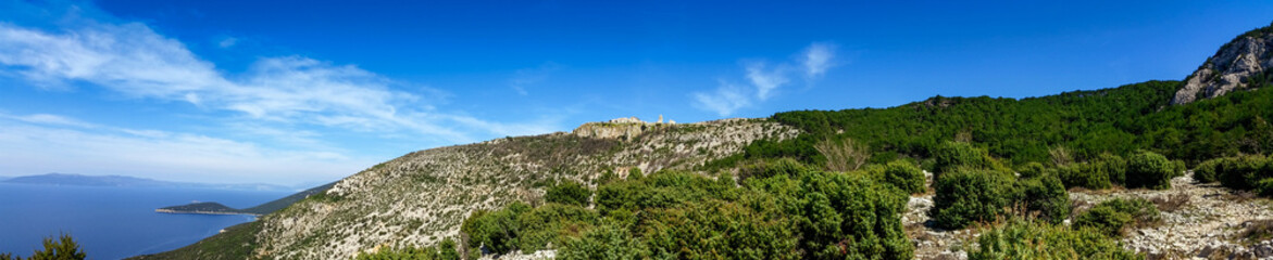 Fototapeta premium Panorama z górami, morzem i chmurami. Lubenice, Chorwacja
