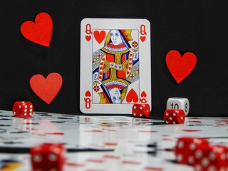 regina di cuori, carta da gioco, dadi da gioco rosso con sfondo nero