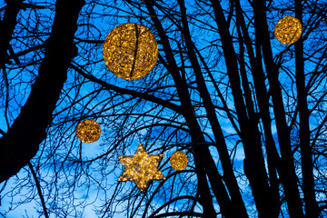 Weihnachtsmarkt Beleuchtung im Baum