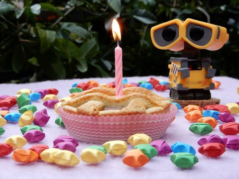 torta di compleanno con una candelina e robot
