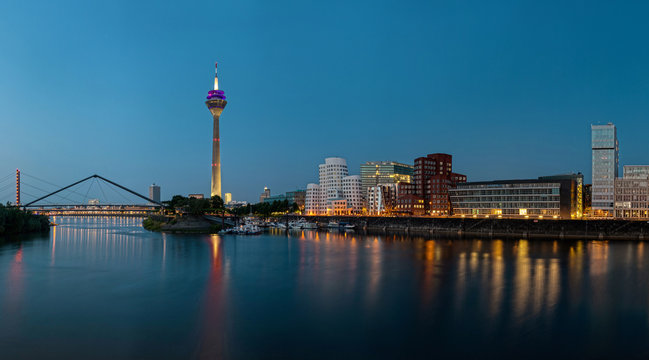 Blaue Stunde Medienhafen Düsseldorf