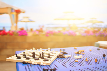 Fototapeta premium Scattered chess summer day on the table in the hotel on the beach
