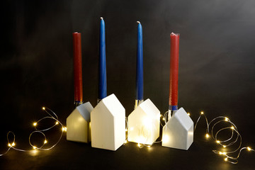 Häuschen als Dekoration und Kerzenständer für die Adventszeit