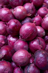 red onions in the market