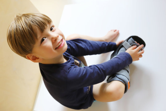 Ein dreij&auml;hriger Junge tr&auml;gt eine Fu&szlig;orthese