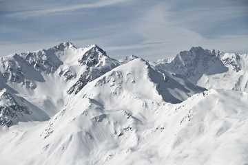 Fototapeta na wymiar Blick von der Axamer Lizum in Tirol auf die schneebedeckten Berge und Gipfel. Neuschnee im Winter. Powdern