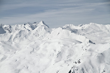 Blick von der Axamer Lizum in Tirol auf die schneebedeckten Berge und Gipfel. Neuschnee im Winter. Heliskiing