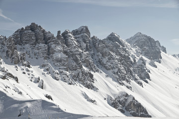Blick von der Axamer Lizum in Tirol auf die schneebedeckten Berge und Gipfel. Neuschnee im Winter und schroffe Felswände