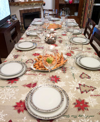 Mesa montada para celebración de Navidad