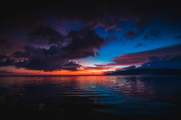 Océan paisible au coucher du soleil, Lombok, Indonésie