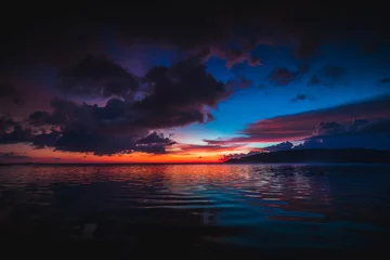 Afwasbaar Fotobehang Nachtblauw Vreedzame oceaan bij zonsondergang, Lombok, Indonesië