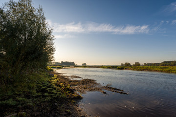 Obraz na płótnie Canvas Rzeka Narew, Wieś nad Narwią, Krajobraz wiejski Podlasia